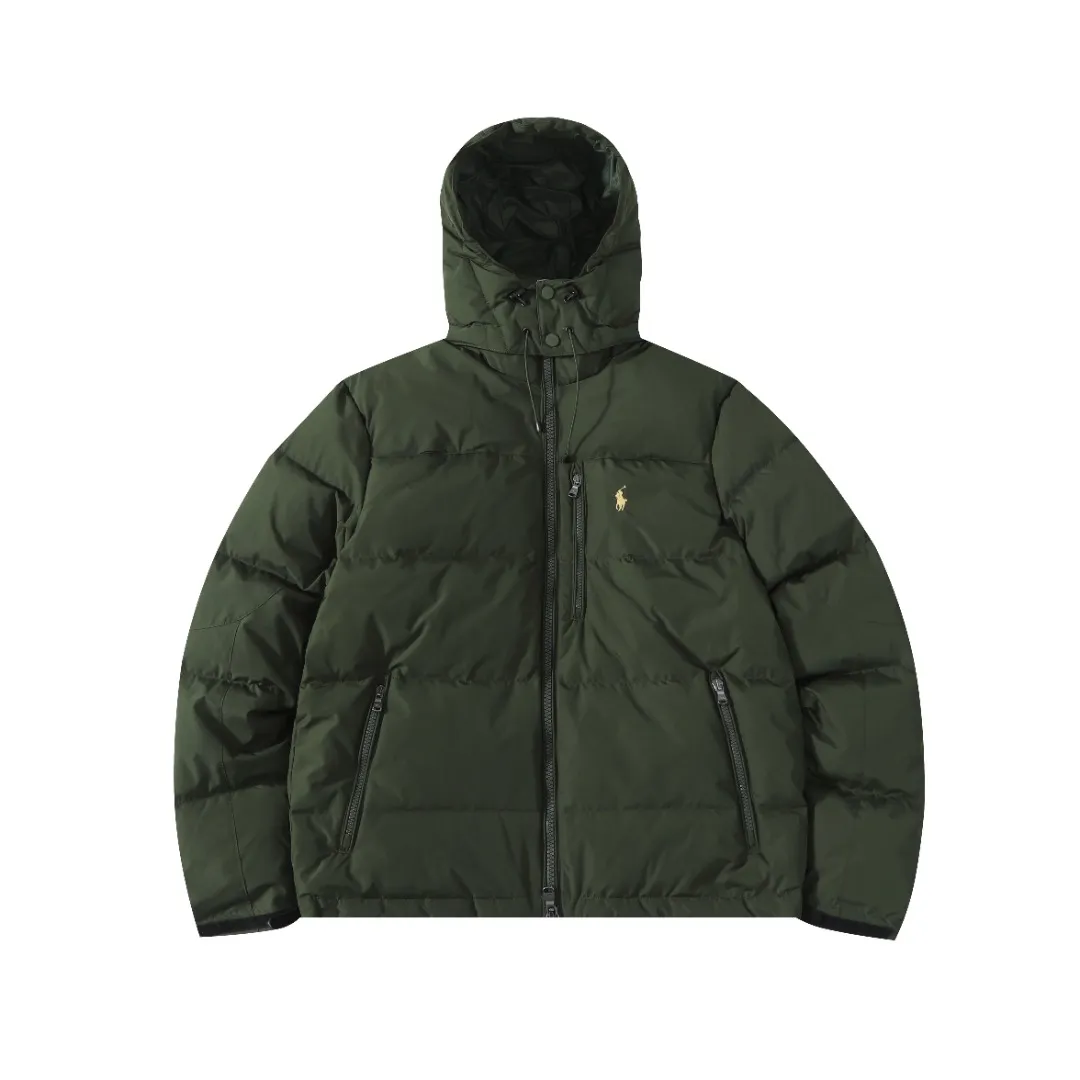 P660 #R54 Ralph Lauren/Ralph Lauren hooded down jacket (top quality, feel free to compare), using imported Barudan embroidery machine, carefully crafted with thousands of needles electric embroidery technology. Imported No. 7 needles and special embroidery thread ensure that every letter of the polo logo is full, three-dimensional and clear, creating the "most expensive embroidery logo" that can be called a work of art. Top-notch velvet core, luxurious warmth. Filled with national standard 80% high-quality white duck down, bringing excellent thermal insulation performance. At the same time, it is lightweight and can quickly regain its fluffiness after compression, bringing you a warm embrace without burden and resisting the harsh winter. Technical fabrics, no fear of wind and snow •Long-lasting fluffy and shape-retaining: High-quality filling ensures that the down jacket is not easy to stiffen and keeps you warm for a long time. •Strict anti-velvet technology: Using 400T gall fabric with pinhole retraction technology, it fundamentally eliminates the phenomenon of velvet leakage and makes wearing more secure. •All-round protective experience: Windproof and waterproof matte fabric, combined with an adjustable hem with a built-in drawstring buckle, can effectively lock in temperature and cold, and cope with changeable weather. Perfect details, creating a classic •Original electroplated YK zipper, smooth and durable, with brand texture highlighted in every detail. •Detachable hood design, one garment can be worn multiple times to meet different occasions and outfit needs. •Original hangtag and washed label, quality guaranteed. Five colors come together for couples to enjoy together: black is cool, beige is gentle, navy is calm, khaki is retro, and green is fresh. Available in five colors, the same style for men and women, it can be worn perfectly as a couple's outfit or a personalized item, becoming an indispensable fashion equipment on the streets in winter. Color: black, khaki, navy blue, army green, beige Size: S M L 66 67